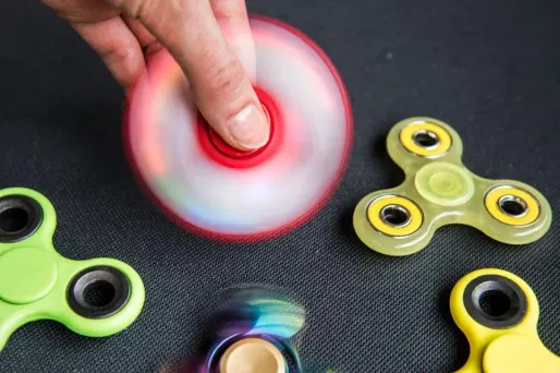 Un enfant est mort après avoir avalé fin août une pile au lithium d'un jouet pour enfant, appelé "hand spinner".