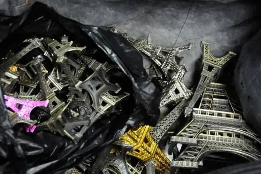 Tour Eiffel miniatures PREFECTURE DE POLICE / AFP 1280