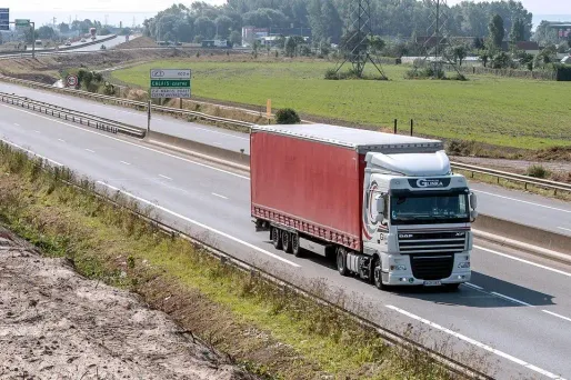 Les organisations de poids lourds refusent de payer de nouvelles taxes pour entretenir les autoroutes.