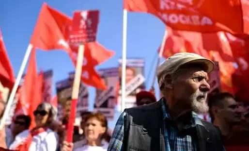 Des milliers de Russes avaient manifesté début septembre contre le projet de relèvement de l'âge de départ à la retraite.
