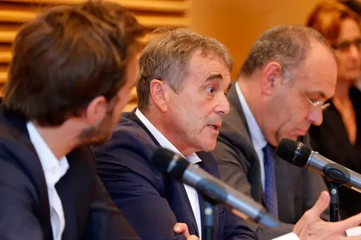 Jean-Pierre Dartevelle, au centre, a été placé en garde à vue avant d'être laissé libre.