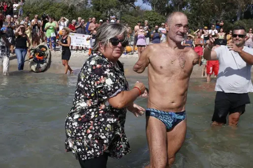 Thierry Corbalan a été acclamé par une centaine de personnes à son arrivée.