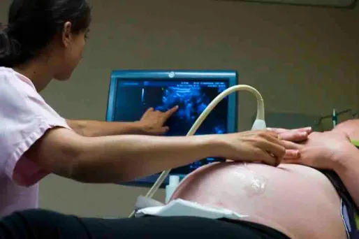 La consommation d'alcool pendant la grossesse peut causer "des anomalies physiques et neurodéveloppementales" sur les bébés (image d'illustration).