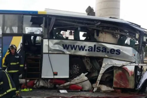 Des photos montraient l'avant du bus, encastré dans la pile et coupé en deux sur plusieurs mètres par la violence du choc.