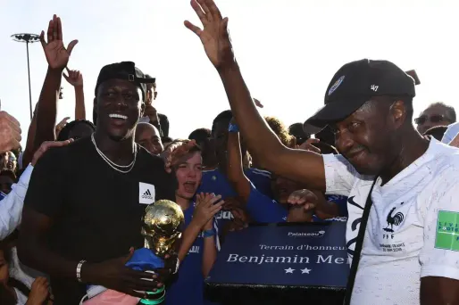 Benjamin Mendy est venu inaugurer le terrain d'honneur de la ville de Palaiseau, qui porte désormais son nom.