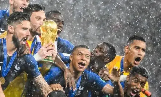 Les 23 champions du monde seront présentés un à un avant un grand tour d'honneur du stade.
