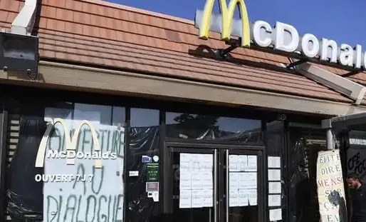 Vendredi, des élus marseillais dont le maire (LR), Jean-Claude Gaudin, ont mis en garde la direction de McDonald's.