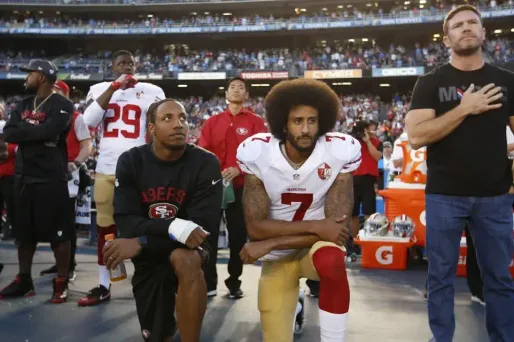 Colin Kaepernick a lancé un mouvement de boycott de l'hymne américain.