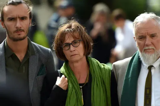 Les parents d'Arthur Noyer, ici avec leur fils Quentin, ont souhaité que les participants à la cérémonie portent une touche de vert.