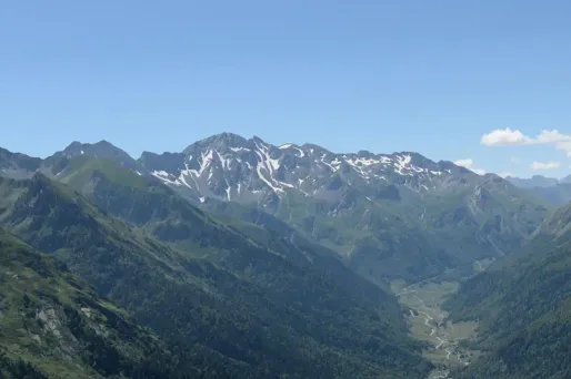 Un alpiniste est mort dimanche après qu'une cordée ait dévissé au pic du Midi d'Ossau, dans les Pyrénées-Atlantique.