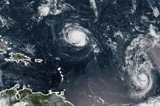 Les deux îles sont classées en vigilance rouge en raison du risque de vents violents et de précipitations abondantes.