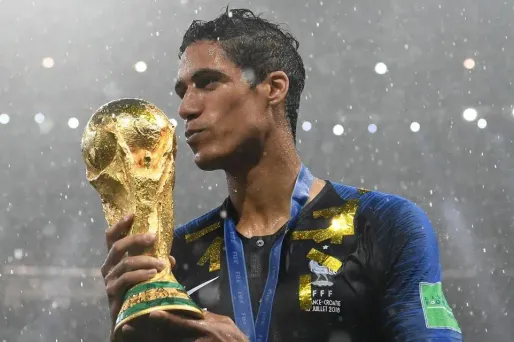 Varane avec la Coupe du monde, le 15 juillet dernier.