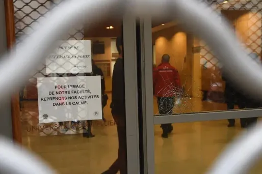 En mars un commando cagoulé avait violemment expulsé des étudiants qui protestaient contre la réforme de l'accès à l'université.