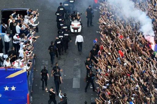 Le bus des Bleus avait dévalé les Champs en une dizaine de minutes.
