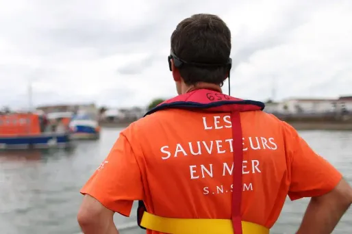 De nombreux moyens de recherche ont été déployés pour retrouver le bateau d'où avait été tiré cette "fusée de détresse d'anniversaire", dans les Côtes-d'Armor.