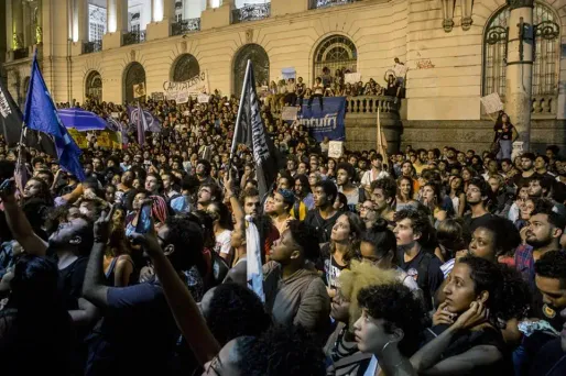 Plusieurs milliers de personnes ont manifesté lundi leur indignation.