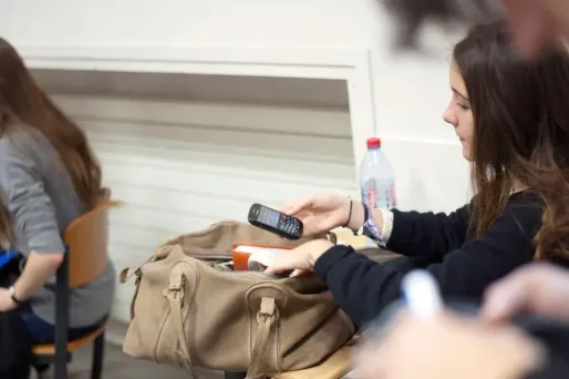Les téléphones portables ne seront plus acceptés dans les écoles et les collèges à partir de la rentrée 2018.