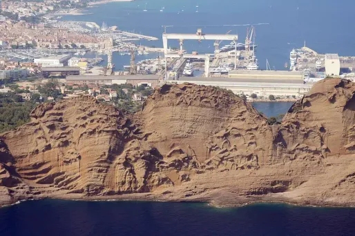 Les falaises de la calanque de Figuerolles sont constituées de "poudingue", une roche rouge constituée de galets arrondis et agglomérés.