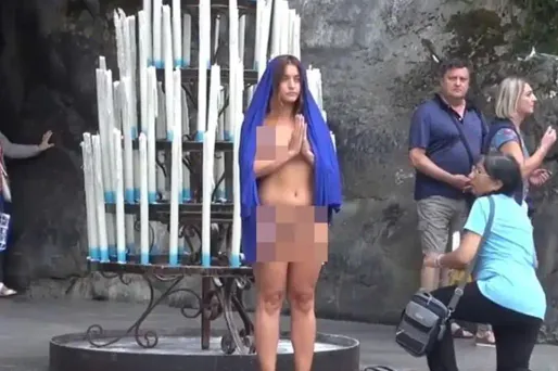 L'artiste sera jugée en mai pour exhibition sexuelle.