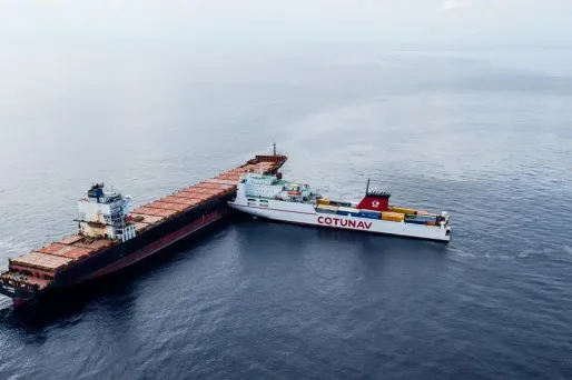 Jusqu'ici, toute tentative de désincarcération du bateau tunisien a échoué.