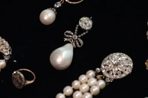La perle de la reine Marie-Antoinette, photographiée avec d'autres bijoux, lors d'un photocall pour la vente de bijoux royaux.