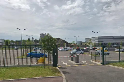 Le poids lourd était garé sur le parking du transporteur DHL à Bonneuil-sur-Marne.