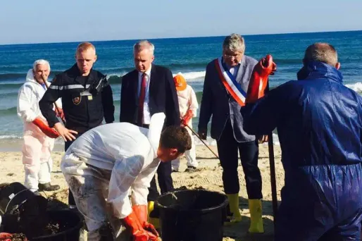 Le ministre veut "faire payer les responsables" de la pollution.