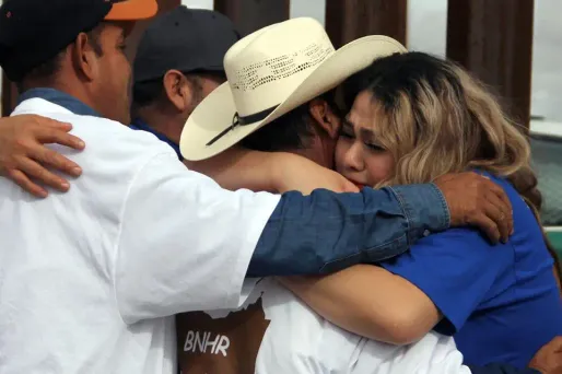 Samedi, pendant quatre minutes, quelque 1.500 migrants vivant aux États-Unis ont pu étreindre leurs proches restés au Mexique.