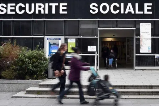 La Sécurité sociale réclame 845,25 euros à Mégane au titre de son mois de congé prénatal qu'elle a requalifié en arrêt maladie.