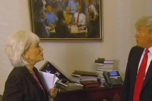 Accroché au mur derrière Donald Trump, un tableau le représente accoudé à une table de bar avec d'autres anciens présidents républicains.