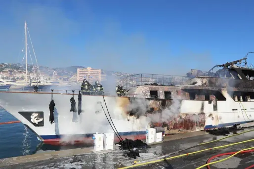 Le navire en feu a été maintenu à quai mais les yachts voisins ont été éloignés pour éviter la propagation de l'incendie.