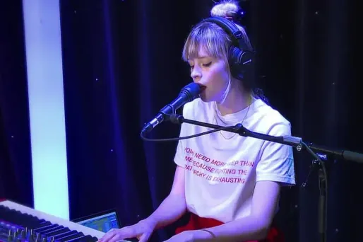 VIDÉO - Angèle interprète "La Thune" en live sur Europe 1