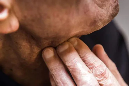 personnes âgées gorge bouche 1280