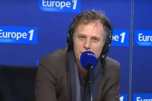 A tout juste 60 ans, le comédien se raconte dans son livre "Un homme sans identité".