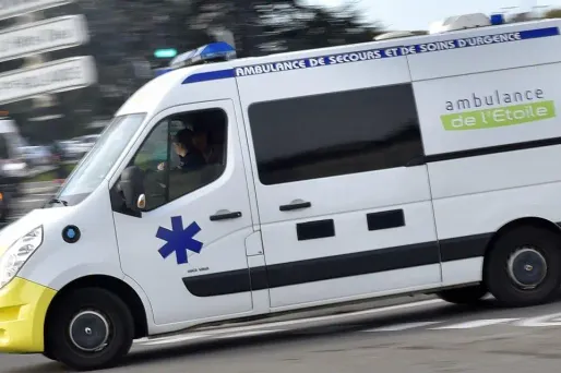 La petite fille, qui s'en sort avec une jambe cassée, a été hospitalisée à Rouen.