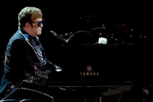 La tournée baptisée Farewell Yellow Brick Road verra Elton John chanter lors de plus de 300 dates en trois ans à travers le monde.