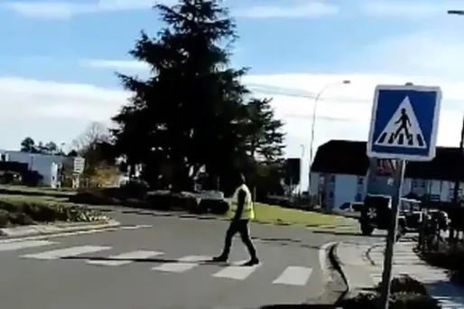 La vidéo d'un "gilet jaune" qui tente seul de bloquer un rond-point cartonne sur Internet