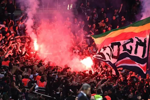 Avant les incidents, les supporters parisiens avaient déjà allumé des fumigènes, un geste que l'UEFA pourrait sanctionner.