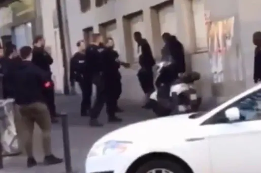 L'IGPN s'est vue confiée par le parquet de Paris une enquête du chef de violence par personne dépositaire de l'autorité publique en réunion.