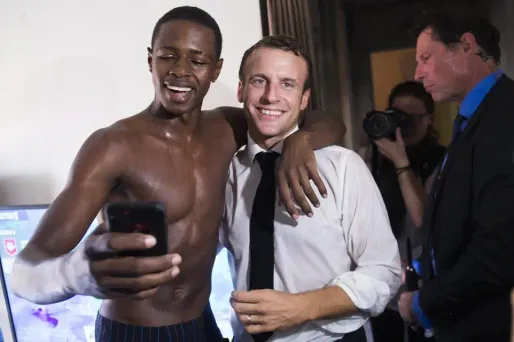 Le jeune homme à côté du président de la République a fait un geste déplacé, lors d'une photo commune.