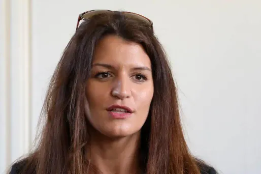 "Ce qui la choque ce n'est pas que le président pose à côté d'un jeune. Ce qui la choque c'est la couleur de peau de ce jeune, soyons très clair", a déploré lundi Marlène Schiappa.