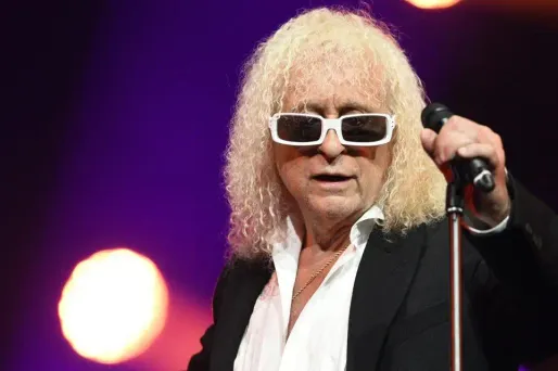 Michel Polnareff sort "Enfin !", son nouvel album qu'il devrait promouvoir en tournée en 2019.