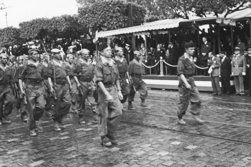 Quelque 150.000 Algériens avaient été recrutés par l'armée française comme auxiliaires durant la guerre d'Algérie.