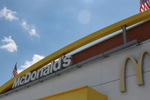 Une cliente mécontente est entrée dans une McDonald's de Santa Ana pour frapper le manager.