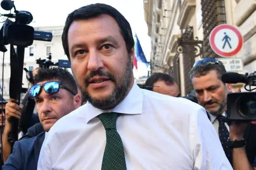 "Nous fermons les aéroports comme nous avons fermé les ports", a prévenu Matteo Salvini sur Twitter.