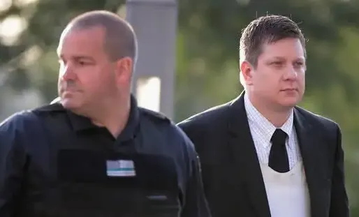 Jason Van Dyke (à droite) a été reconnu coupable de meurtre au lieu d'assassinat. (Photo d'archives)