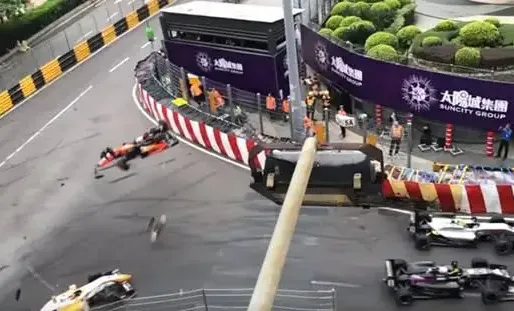 Dimanche, son véhicule s'est envolé dans les airs et s'est écrasé contre une cabine.