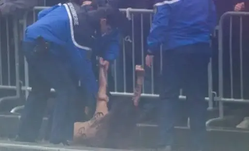 Trois Femen ont réussi à déjouer la sécurité dimanche sur les Champs-Elysées.