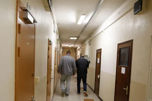 La prison ne comporte pas de mur d'enceinte.