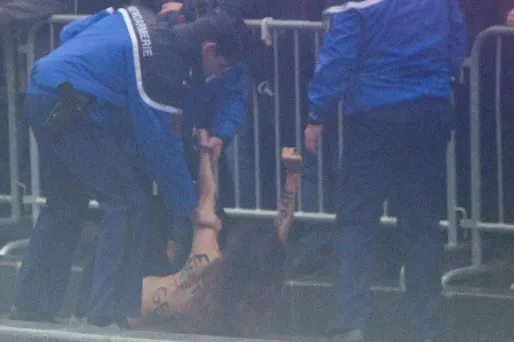 Trois Femen ont réussi à tromper la sécurité et ont fait irruption devant le convoi américain sur les Champs-Elysées.